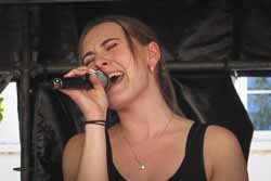 Gesangsauftritt Musikschule Harmonie Bad Friedrichshall Sängerin beim Schachtseefest Bad Friedrichshall