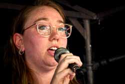 Sängerin der Musikschule Harmonie Bad Freidrichshall Gesangsauftritt beim Schachtseefest Bad Friedrichshall